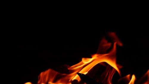 Vergrößertes Zeitlupenvideo von Feuer, das im Dunkeln brennt