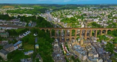 Un Drone Sur Le Pont De Morlaix Vue Aérienne De La Ville De Morlaix En France, Département Du Finistère
