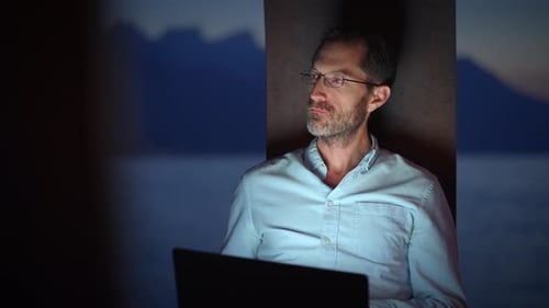 Un professionnel concentré qui travaille tard dans la nuit au bord de l'eau en toute sérénité