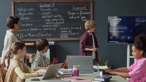 Schüler präsentiert multiethnischen Klassenkameraden Robotikunterricht