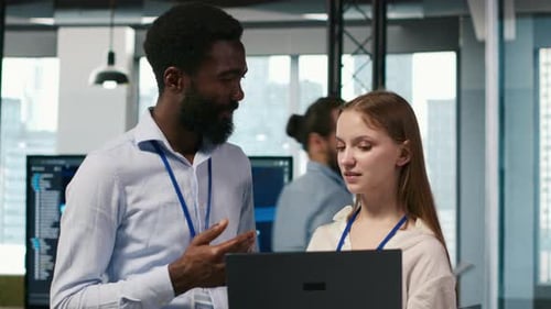 Ingeniera y compañera de trabajo codificando algoritmos de inteligencia artificial para solucionar problemas de software