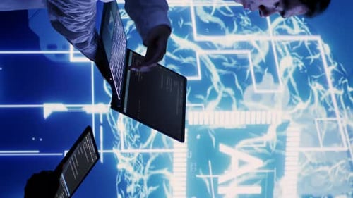 Los compañeros de trabajo de Vertical Video supervisan la red neuronal de IA
