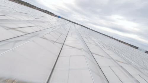 Vista de drone FPV da enorme estufa industrial externa 00