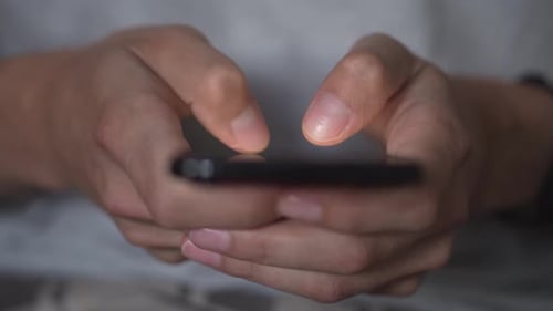 Take Break at Workplace Use Smartphone Text Messages Choose and Buy Goods e Services on Internet