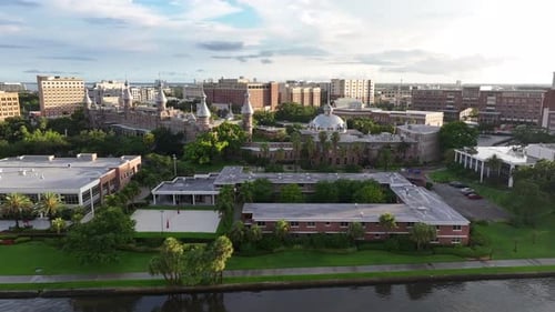 A Universidade de Tampa durante o pôr do sol da hora dourada. Foto aérea de caminhão do belo campus do outro lado
da colina