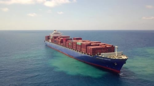 Gran buque portacontenedores cargado que navega por mar abierto