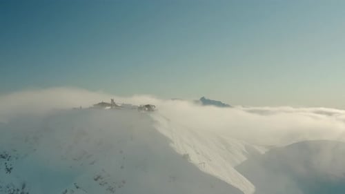 Cumbre de nieve en la cima de una montaña en Rusia Estación de esquí Roza Khutor, aérea