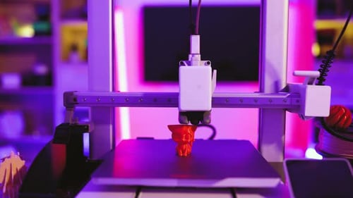 3D-Drucker, der ein kleines Objekt erstellt