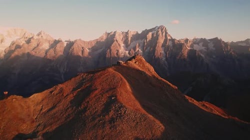 heure d'or au sommet de la montagne Bivacco Pascal et Testa Licony. Massif du Mont-Blanc à l'horizon, Cinématographique