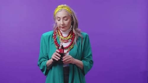 Uma elegante mulher idosa vestida com trajes vibrantes e deslumbrantes que cativam todos ao seu redor