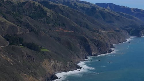 Luftaufnahme des atemberaubenden Big Sur und des ikonischen Highway 1 entlang der wunderschönen kalifornischen Küste