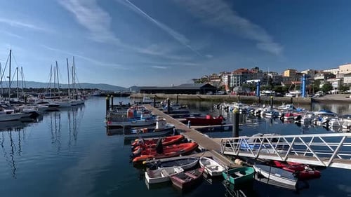 Fischerboote machten kurz nach Sonnenaufgang an einem Sommertag vor Touristenyachten im ruhigen Hafen fest