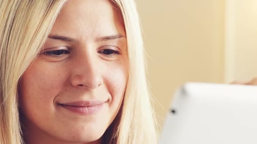 4K-Videomaterial einer jungen Frau mit einem digitalen Tablet