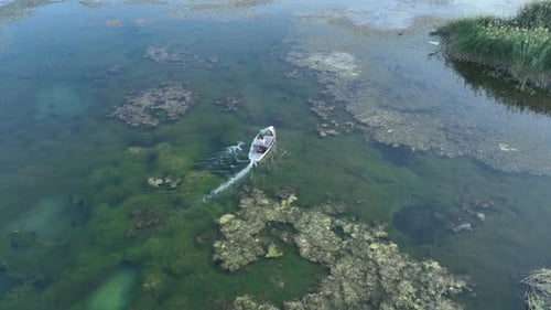 Barco navegando por el río