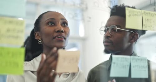 Деловые люди, планирование и командная работа в соответствии с графиком, стратегией или встречей на стеклянной доске