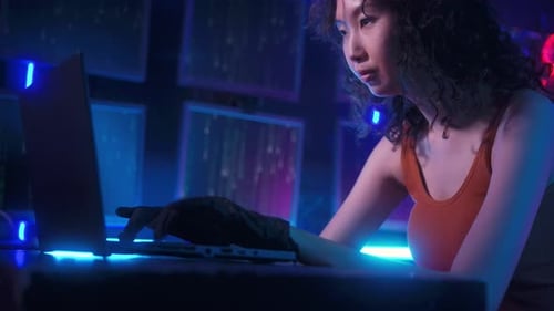 Ein Hacker benutzt einen Laptop, um nachts Daten zu stehlen