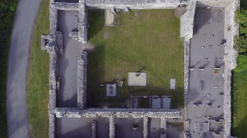 Une vue aérienne ascendante révèle des compartiments des ruines de l'abbaye d'Annaghdown, à Galway
