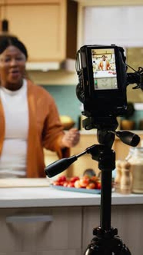 Vídeo de cocina de un influencer afroamericano: receta en casa entre bastidores