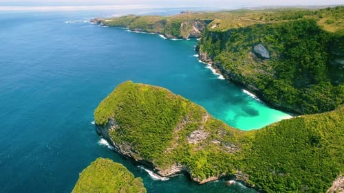 Kelingking-Strand und Paluang-Klippe auf Bali, Insel Nusa Penida, Indonesien. Wunderschöne tropische Natur w