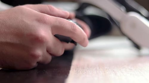 Eine Nahaufnahme männlicher Hände, die einen Videospielcontroller halten, der Video spielt. Ein Kopf für virtuelle Realität