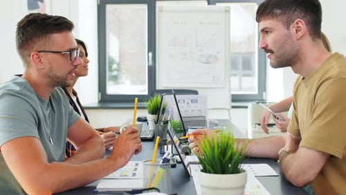 Geschäftsleute und Unternehmenskonzept - Team von Startuppern oder UI-Designern
