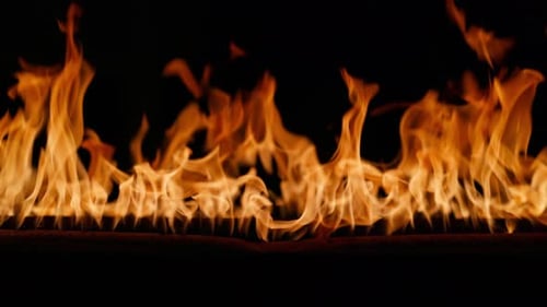 Feu brûlant des flammes brillantes sur fond noir Feu au Ralenti Mur de feu réel