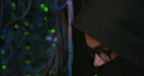 Vidéo 4K d'un hacker utilisant un ordinateur portable dans une salle de serveurs
