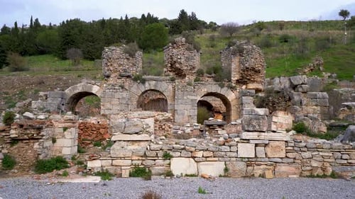 Baños en las ruinas del Ágora Estatal en la antigua ciudad de Éfeso 4K