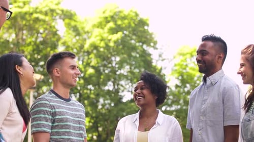 Erfolg, Freundschaft und internationales Konzept - Gruppe von Happy Smiling Friends Making