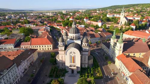 Vue aérienne par drone de la cathédrale de l'Ascension du Seigneur au centre de Targu Mures, en Roumanie. Târgu Mu