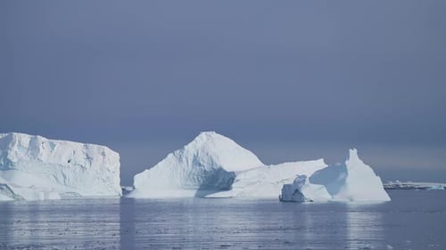 Paysage antarctique d'icebergs et de glace sur la péninsule Antarctique dans un vaste paysage Théâtral, magnifique