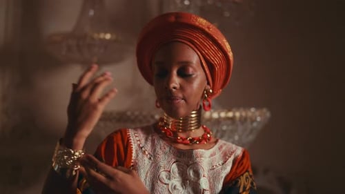 Cultura y patrimonio de África Hermosa mujer bailando danza étnica Retrato diversidad de mujeres
