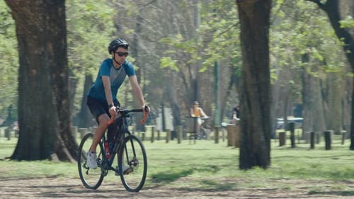 Radfahrer fährt an aktiven Wochenenden Fahrrad im Park