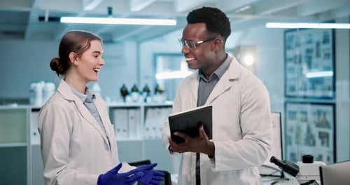 Pessoas felizes, cientistas e high five com tablet para inovações e pesquisas