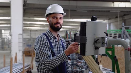 Industrieller Programmierer überprüft den Status der Steuerbox mit dem Computer