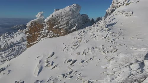 Cornice Boulder Field et ombre de sapin sur la crête de Sheregesh en plein matin