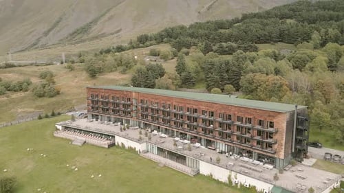 Panorama du bâtiment du complexe de vacances Kazbegi Rooms (zoom avant)