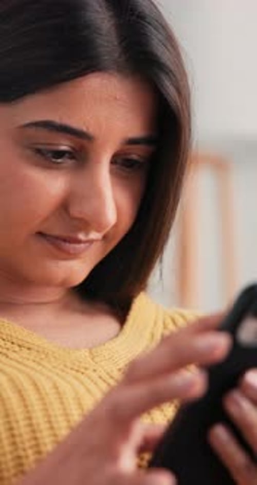 Frau, Telefon und Lesung im Wohnzimmer für soziale Medien, Scrollen und Textnachrichten auf dem Sofa