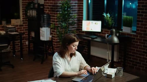 Employé de bureau joyeux travaillant de nuit faisant des recherches stratégiques