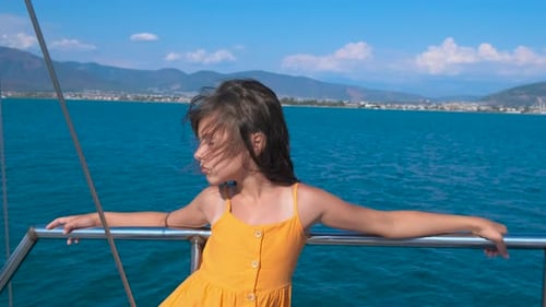 Das Kind ist allein auf der Yacht
