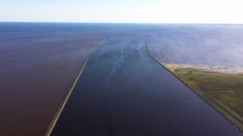Vista aérea do quebra-mar de Pärnu estendendo-se para o mar