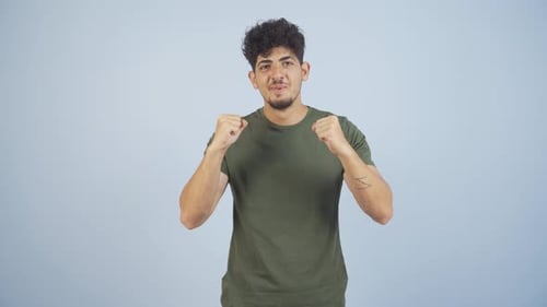 Hombre aplaudiendo con entusiasmo a la cámara.