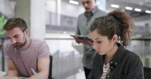 Entwickler, die in einem Büro arbeiten