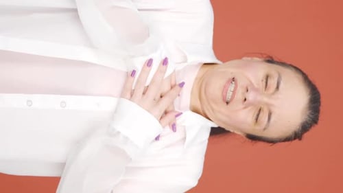 Vertical video of Woman with shortness of breath.