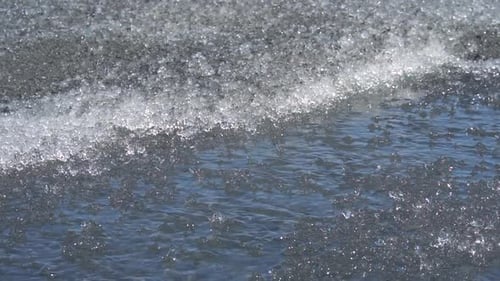 Ein kleiner Schmelzwasserstrom aus dem Inlandeis auf Grönland