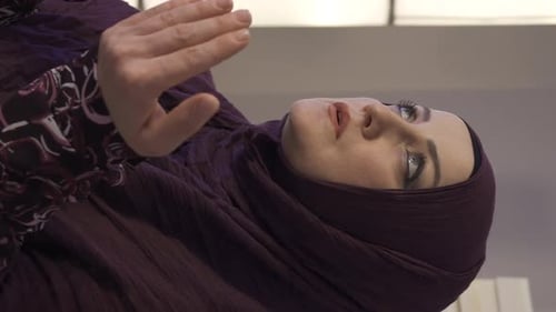 Vertikales Video einer muslimischen Frau im Hijab, die aufrichtig betet.