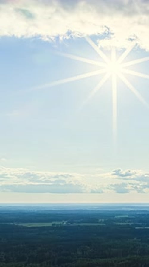 Rayons de soleil sur la campagne, les terres agricoles et la forêt, horizon aérien, vertical