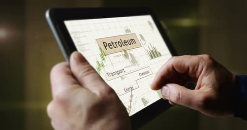 La industria petrolera muestra gráficos en una pantalla táctil