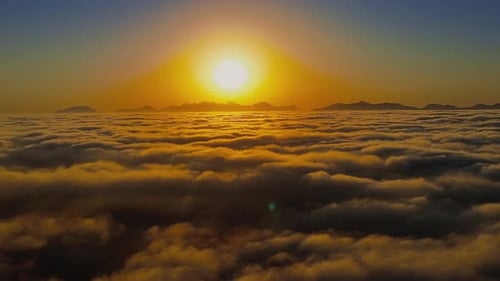 Amanecer aéreo sobre montañas y nubes