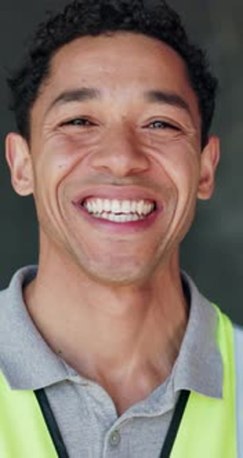 Construcción, cara o hombre en obra con felicidad, orgullo y experiencia como obrero industrial